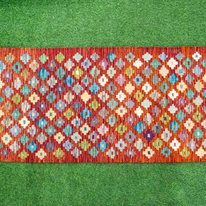 Detalhe de passadeira Kilim floral feita à mão em tear manual.