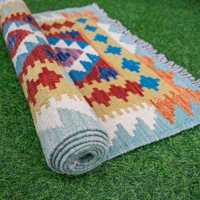 Tapete Kilim paquistanês artesanal decorativo em estilo cultural.