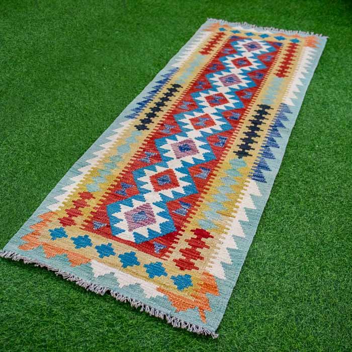 Passadeira Kilim artesanal exclusiva com design geométrico.