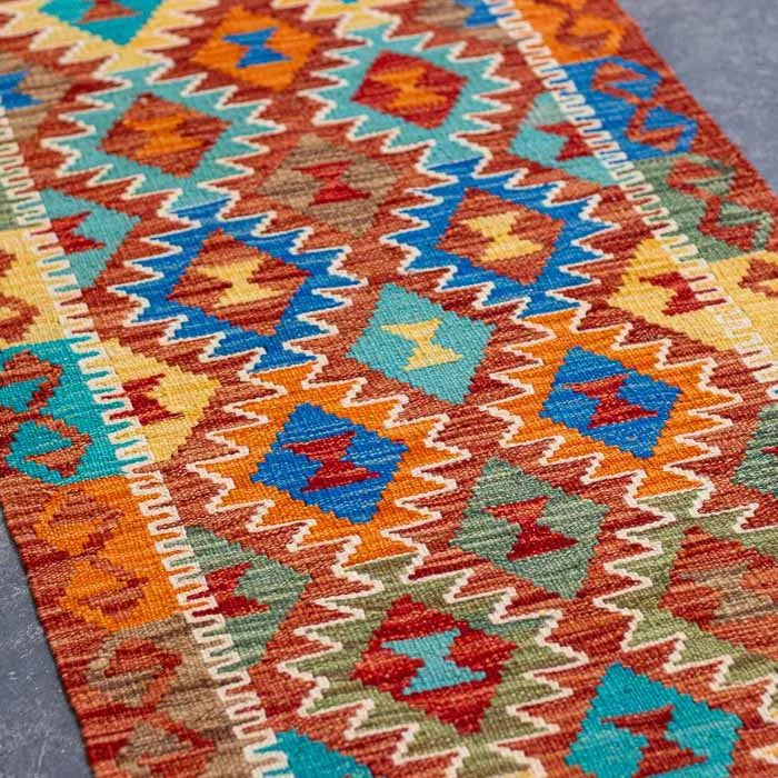 Composição de design de interiores com tapete Kilim exclusivo do Afeganistão para áreas de circulação e passagens residenciais.