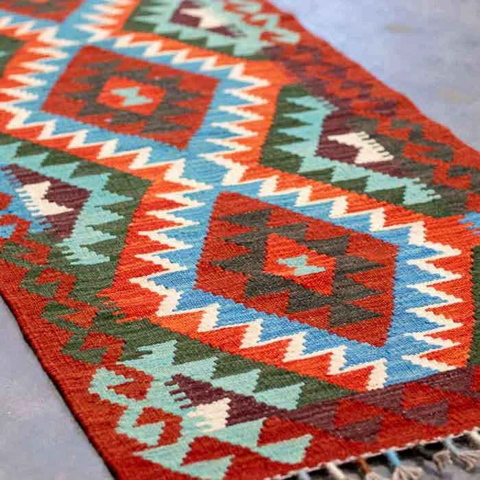 Composição de design de interiores com tapete Kilim exclusivo do Afeganistão para áreas de circulação e passagens residenciais.