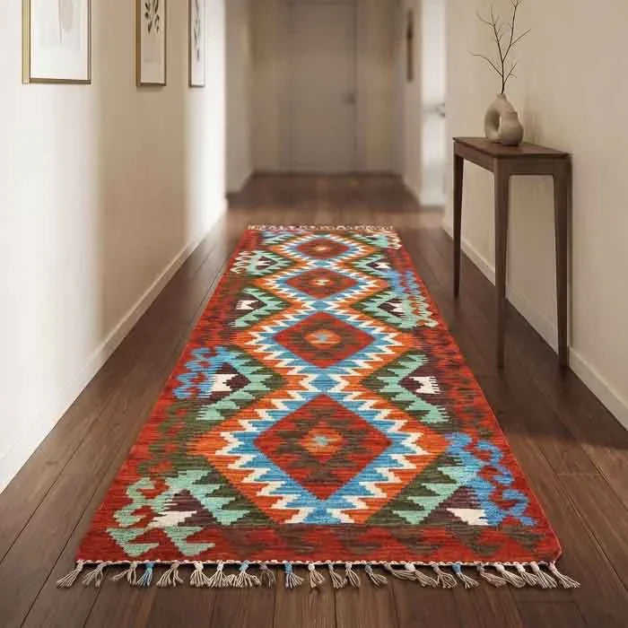 Peça têxtil oriental de 202cm posicionada em corredor decorado com elementos naturais e iluminação de estética Boho Chic.