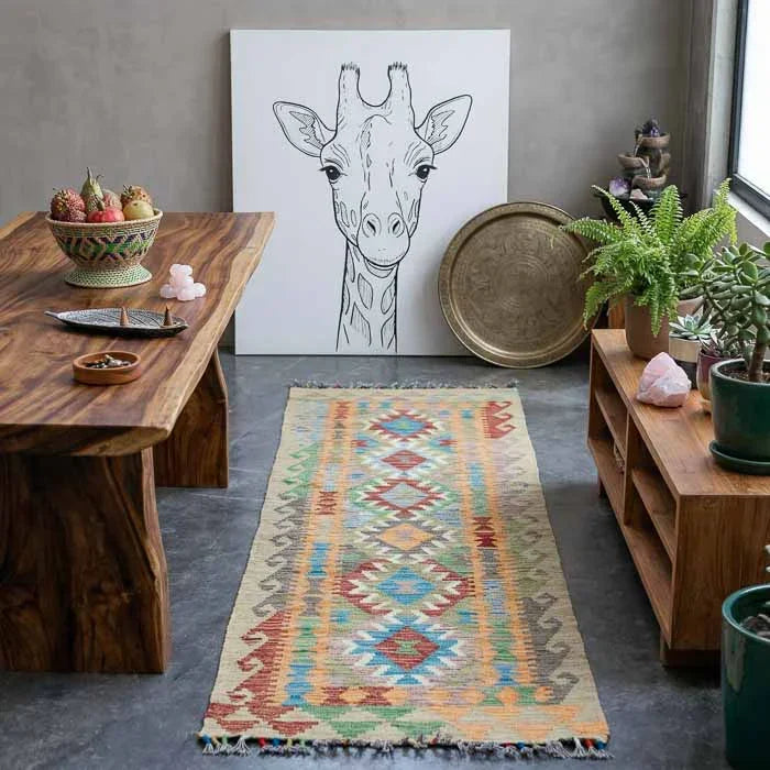 Passadeira de corredor estilo étnico com desenhos orgânicos e franjas coloridas.