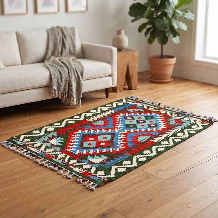 Peça Kilim afegã oriental de 94x61cm em dormitório com móveis claros e design orgânico exclusivo ao pé da cama.