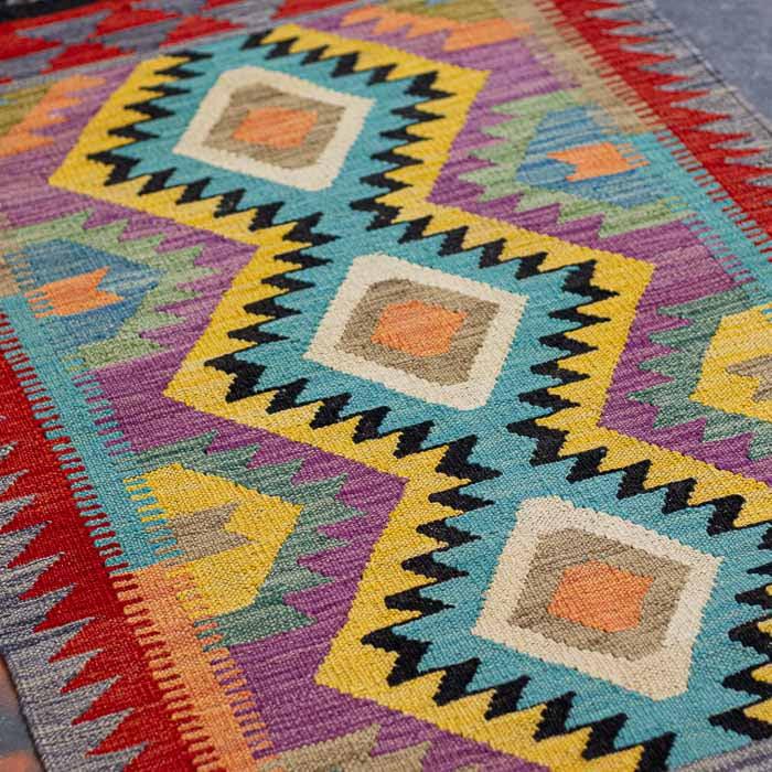 Composição de design de interiores com pequeno tapete Kilim oriental vibrante para hall de entrada ou dormitório.