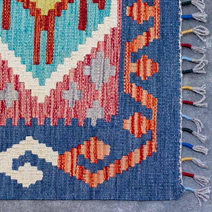 Detalhe de tapeçaria Kilim tecida à mão com fibras naturais de lã e algodão.