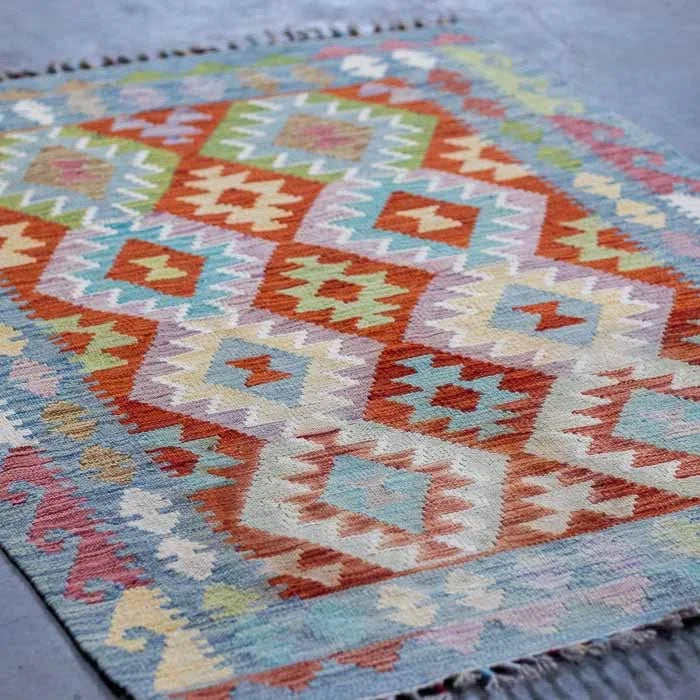 Composição de interiores de alto padrão com tapete Kilim exclusivo do Afeganistão para hall de entrada ou dormitório.