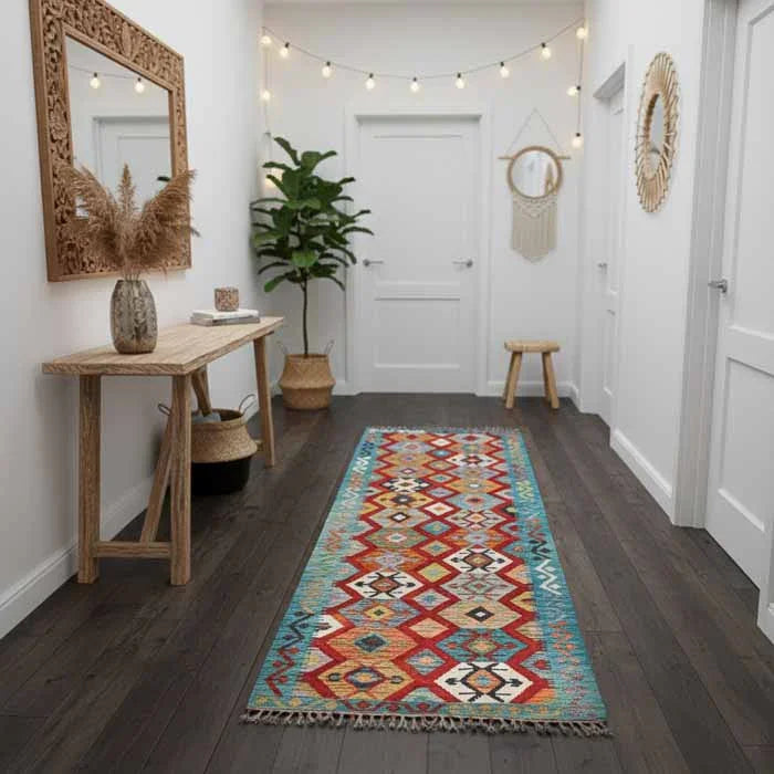 Tapete Kilim afegão de 297cm em corredor decorado com espelho de madeira e plantas, estilo Boho Chic exclusivo.