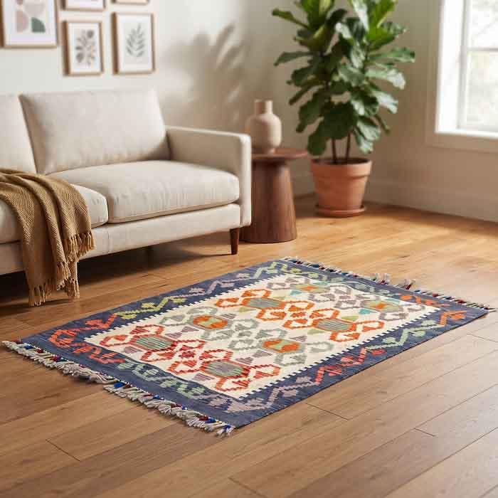 Detalhe da trama plana artesanal de tapete Kilim em lã e algodão de fibra natural.