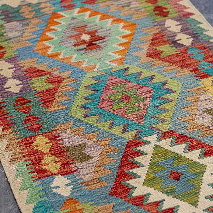 Composição de interiores de alto padrão com tapete Kilim exclusivo do Afeganistão para hall de entrada ou dormitório.