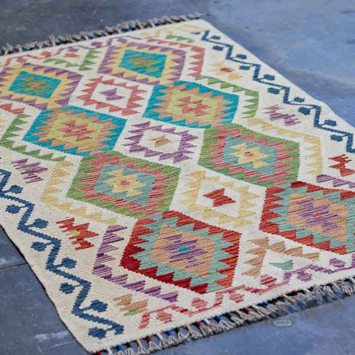 Composição de design de interiores com pequeno tapete Kilim oriental vibrante para hall de entrada ou dormitório.