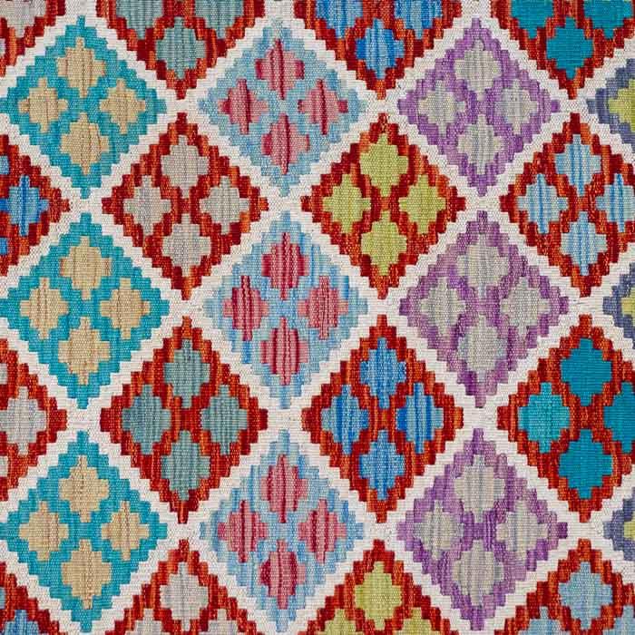 Passadeira artesanal Kilim do Afeganistão com grafismos geométricos étnicos coloridos e técnica de tecelagem plana manual.