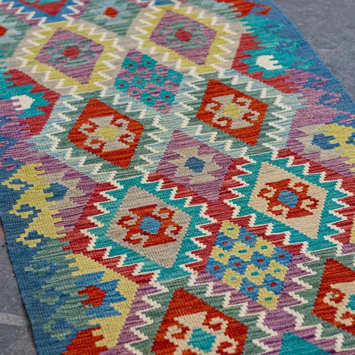 Composição de design de interiores com tapete Kilim longo exclusivo do Afeganistão para galerias e passagens residenciais.