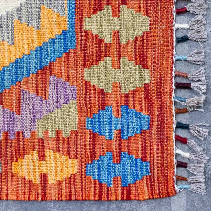 Decoração de interiores com tapete Kilim colorido e padrões geométricos orientais.