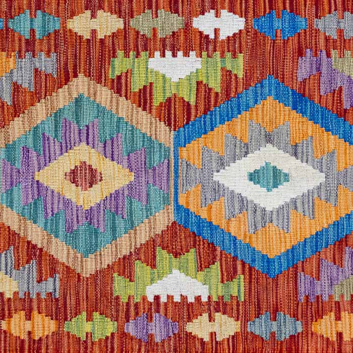 Tapete Kilim afegão feito à mão com padronagem geométrica em tons de vermelho, roxo e azul.
