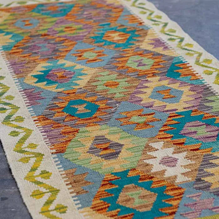 Tecelagem manual afegã em tapete Kilim rústico vibrante para corredores e decoração de interiores sofisticada.