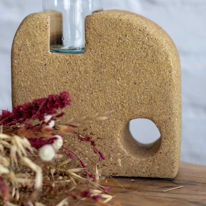 Escultura funcional sustentável de 30cm com acabamento rústico e granulado em ambiente de decoração minimalista.