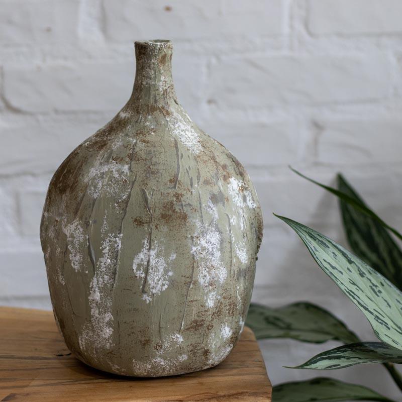 Vaso de cerâmica artesanal bojudo com acabamento texturizado em tom verde oliva envelhecido.