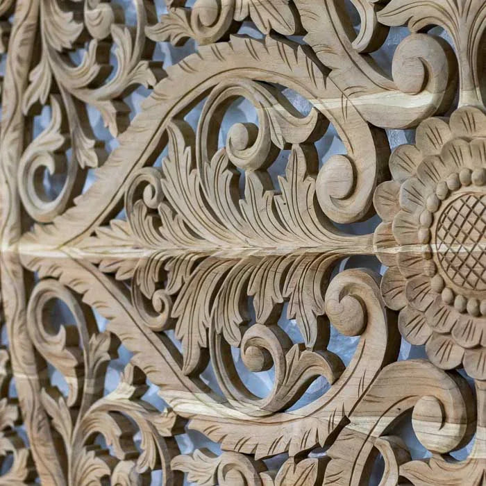 Painel entalhado à mão em madeira teca balinesa, peça decorativa com padrão floral exuberante que transmite leveza, beleza e espiritualidade artesanal.