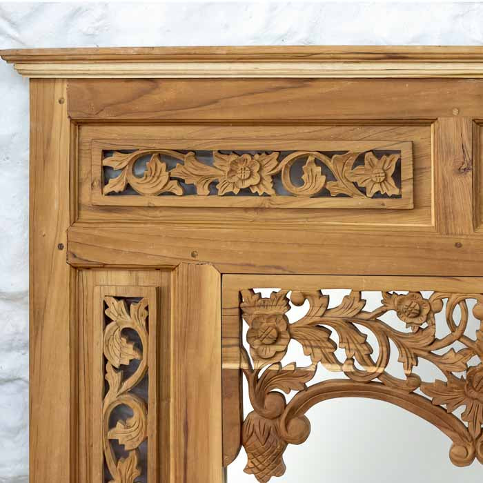Moldura decorativa de espelho em madeira maciça Teca tom mel com caixilhos entalhados e arco rendilhado no topo.