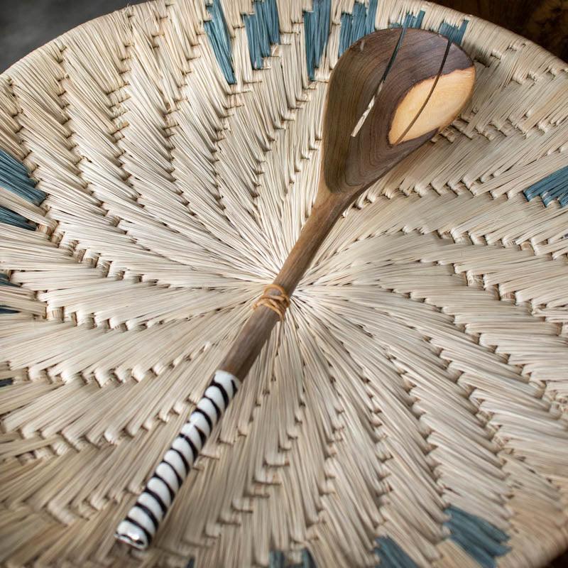 Colher de madeira rústica com concha larga e design orgânico, peça de artesanato africano exclusivo.