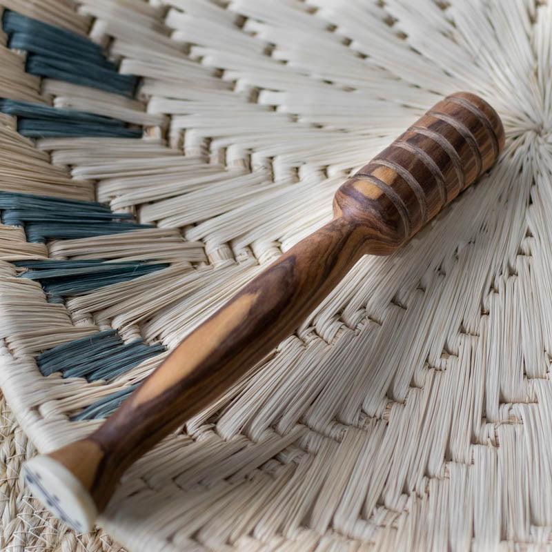 Colher de mel artesanal feita em madeira e osso da África.