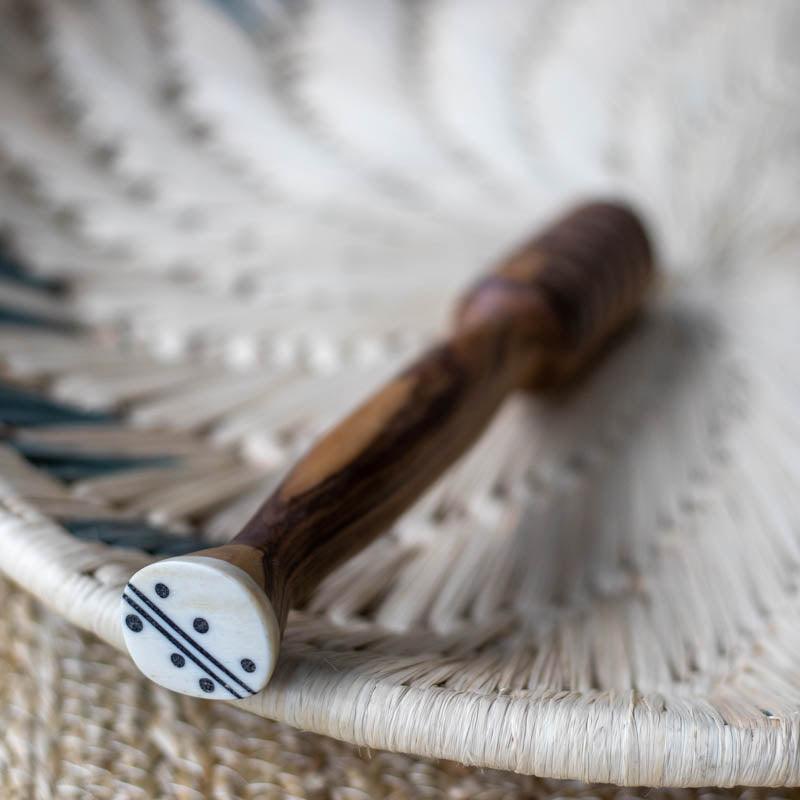 Utensílio artesanal africano em madeira e osso para servir mel.