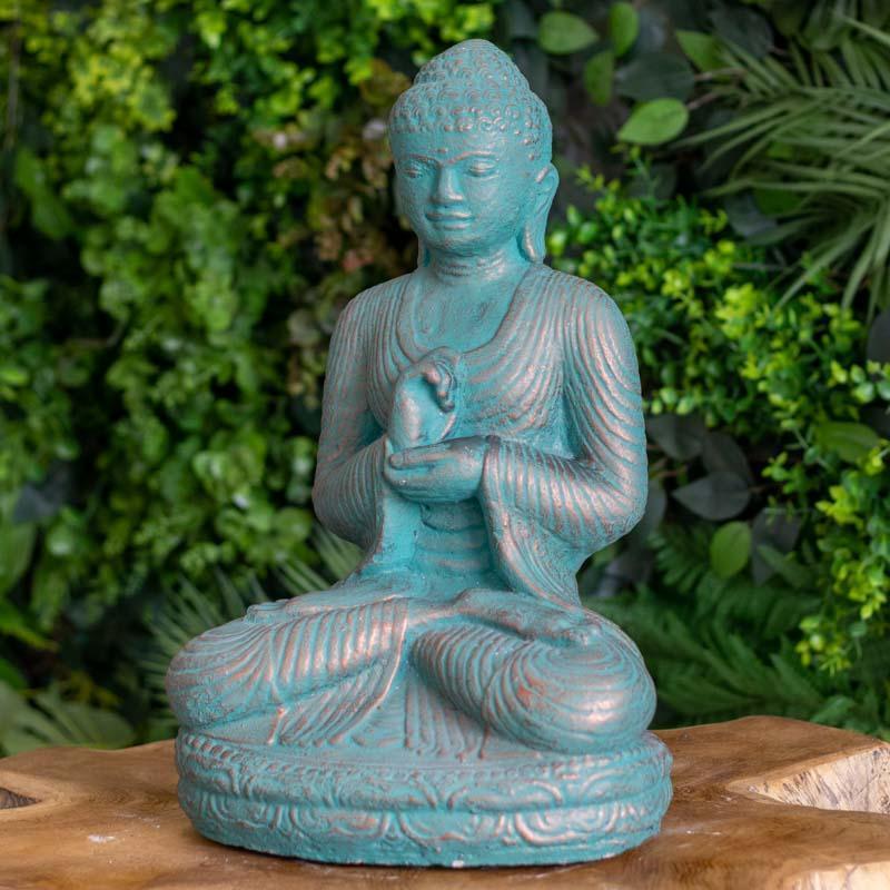 Estátua artesanal de Buda em cimento verde para decoração externa.