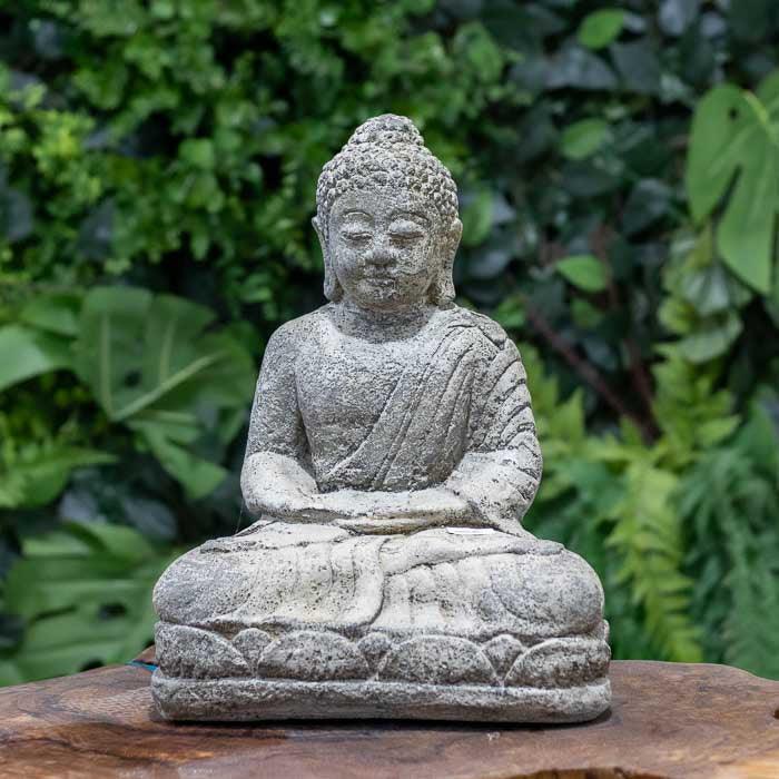 Estátua de Buda Zen em cimento feita artesanalmente em Bali.