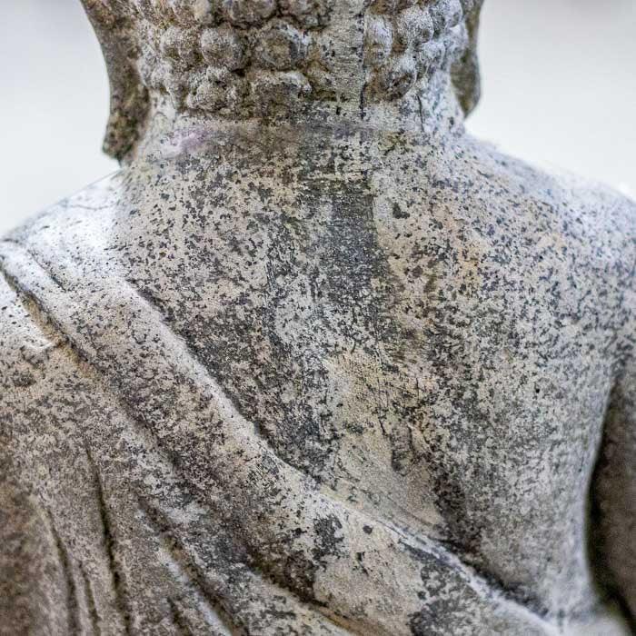 Arte espiritual feita à mão em Bali, ideal para espaços de meditação ao ar livre.