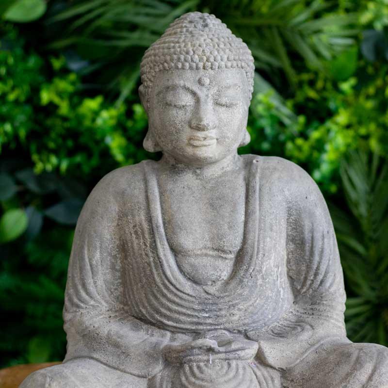 Estátua artesanal de Buddha em Samadhi Mudra feita de cimento cinza natural, com acabamento rústico inspirado nos templos de Bali.