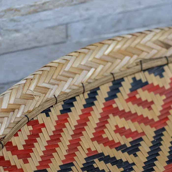 Peça decorativa de parede ou mesa feita com arumã trançado manualmente.