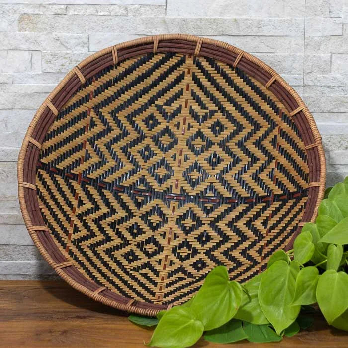 Balaio indígena feito à mão com arumã e borda vermelha decorativa.