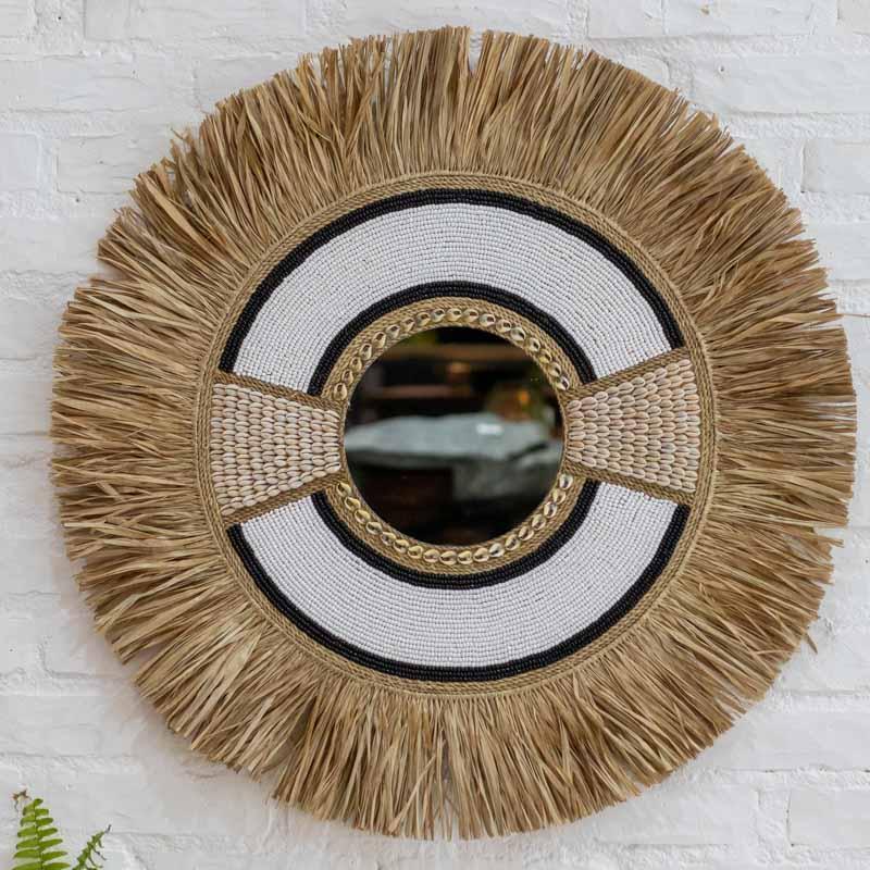 Espelho Agung artesanal em fibra natural, miçangas e búzios de Bali.