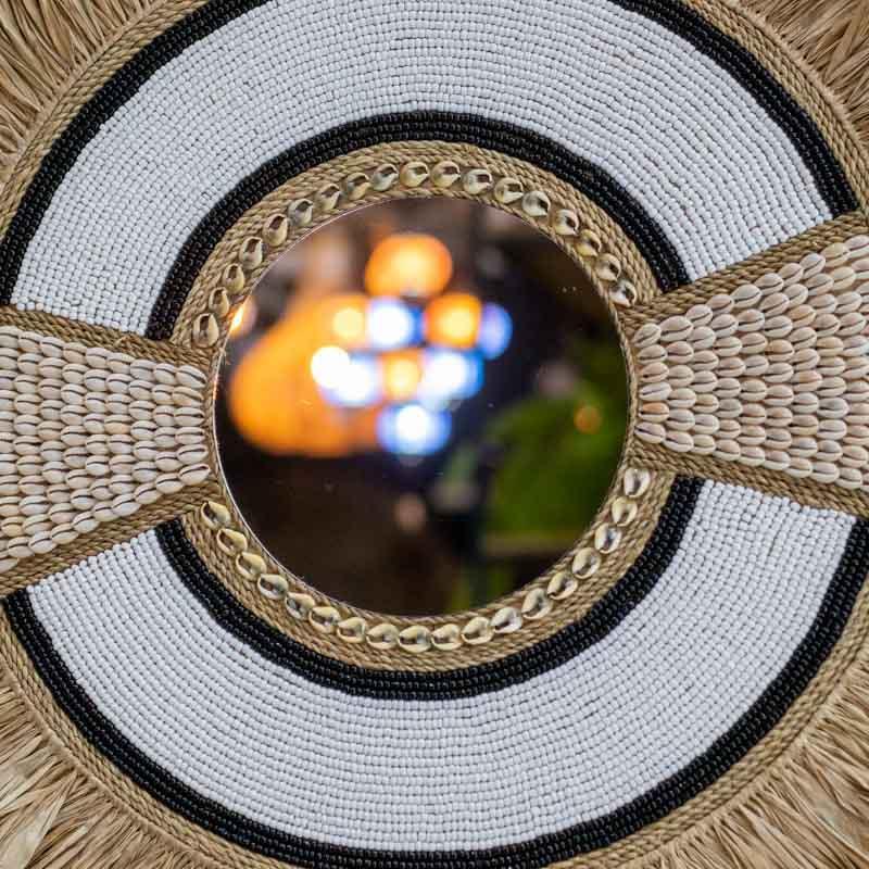 Espelho redondo decorativo em fibra natural e búzios feito à mão.