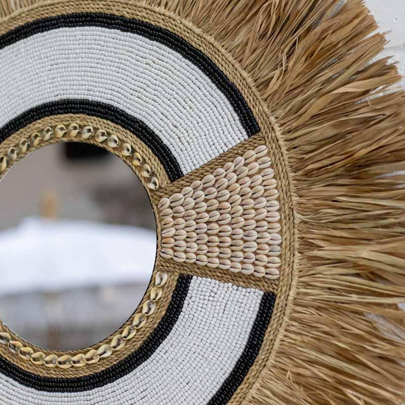 Moldura artesanal em fibras naturais e miçangas para espelho de Bali.