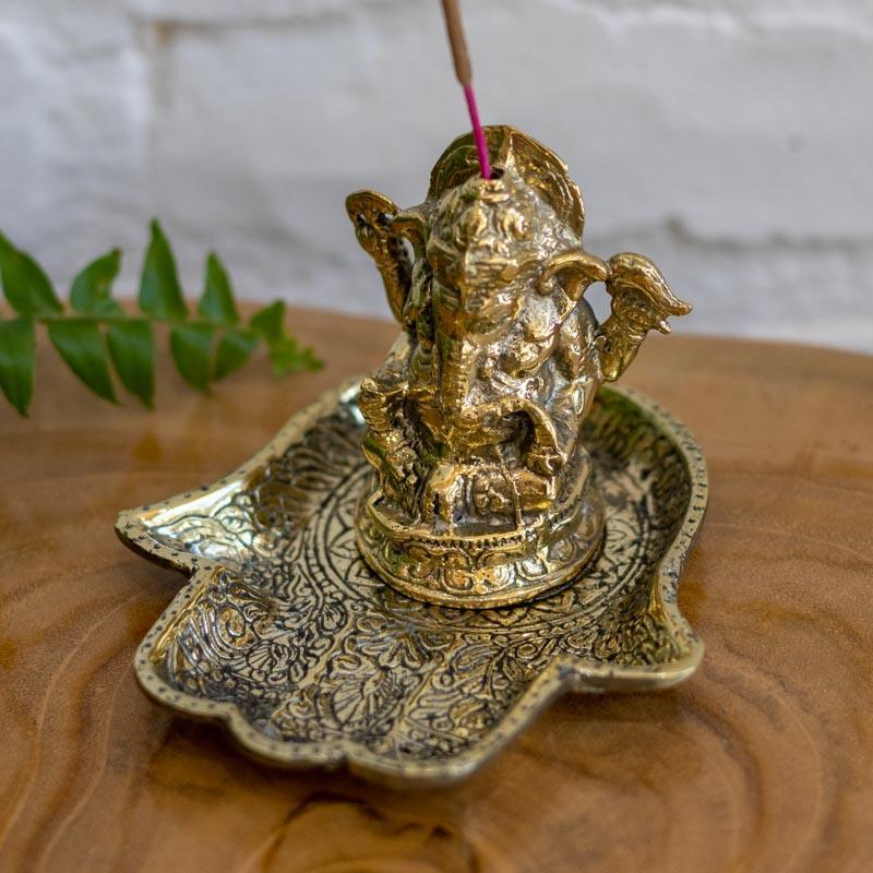 Incensário Ganesh sobre mão de Hamsá em bronze artesanal de Bali.