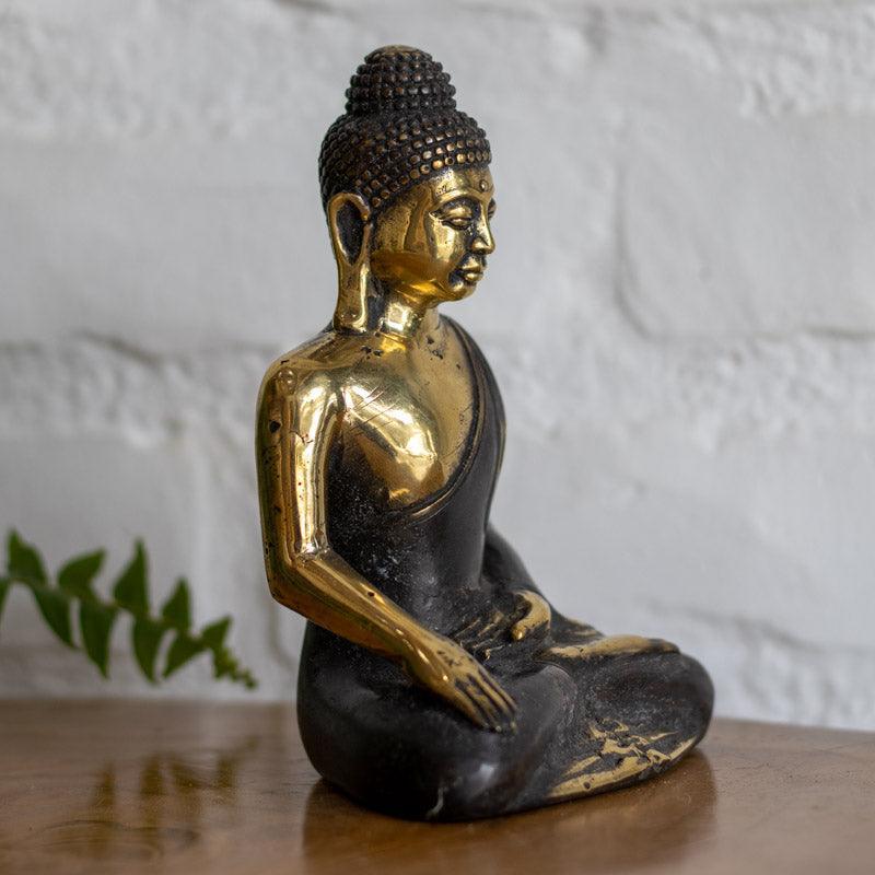 Par de estátuas de Buda em meditação, confeccionadas em bronze artesanal de Bali, ideais para compor altares e espaços zen.