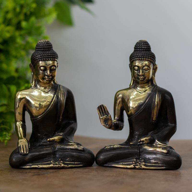 Detalhe frontal de Buda Tailandês com gesto de Abhaya Mudra em bronze dourado, simbolizando proteção espiritual e destemor.