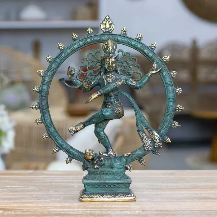 Escultura Shiva Nataraj artesanal em bronze de Bali, representando o Senhor da Dança Cósmica com acabamento em dourado e detalhes refinados.