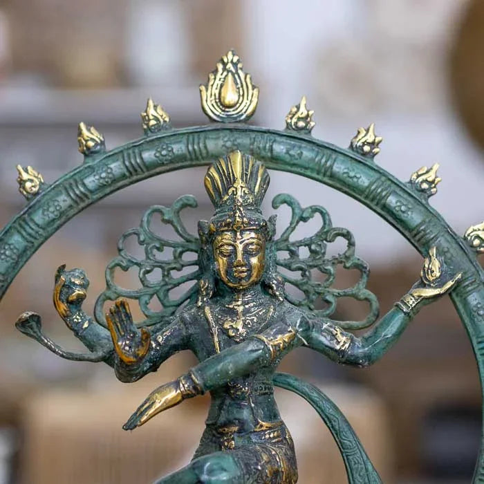 Arte espiritual em bronze de Bali com Shiva Nataraj dançando dentro do anel de fogo, peça decorativa com profundo significado hindu.