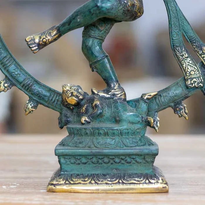 Escultura em bronze artesanal de Bali com Shiva Nataraj na pose da dança cósmica, acabamento patinado nas cores verde e preto com dourado.