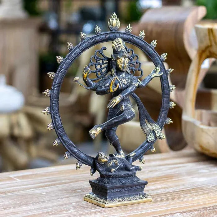 Escultura espiritual de Shiva Nataraj feita em bronze balinês, detalhada e patinada, perfeita para decorações inspiradas na cultura hindu e na arte sagrada.