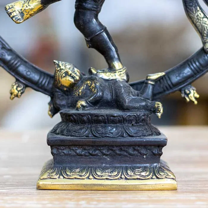 Escultura hindu de Shiva Nataraj feita à mão em bronze, com base detalhada e círculo de fogo simbolizando o ciclo cósmico de criação e destruição.