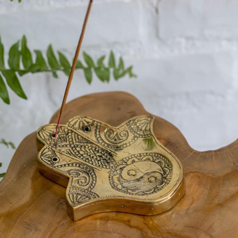 Incensário mão de Hamsá em bronze com yin-yang artesanal exclusivo.