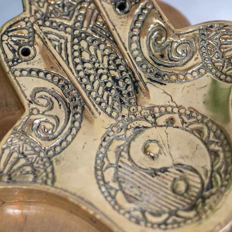Incensário artesanal de Hamsá em bronze com três furos para incenso.