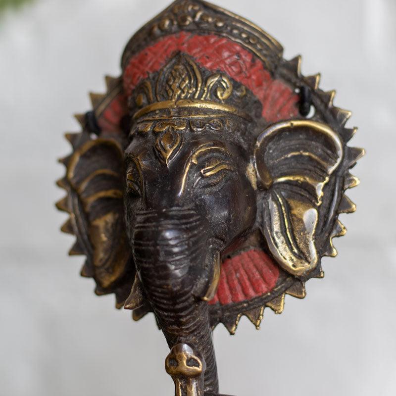 Escultura espiritual Ganesh Face em bronze com base decorativa.