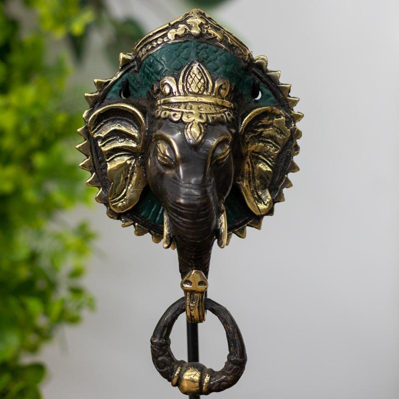 Detalhe da escultura Ganesh Face em bronze artesanal hindu.
