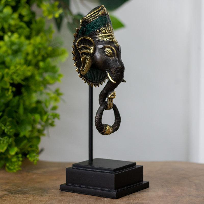Escultura decorativa Ganesh Face em bronze com acabamento dourado.