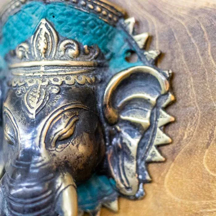 Puxador Ganesh de parede ou móvel em bronze dourado com detalhes esculpidos à mão, feito por artesãos de Bali e ideal para ambientes espirituais e culturais.